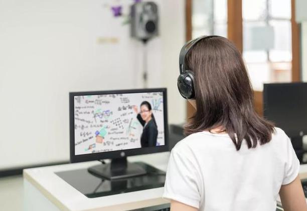 老師也瘋狂:在家播網課,我比直播軟件崩潰得還快 遠程教育軟件的前景